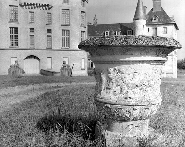 Grand vase ornemental du parc