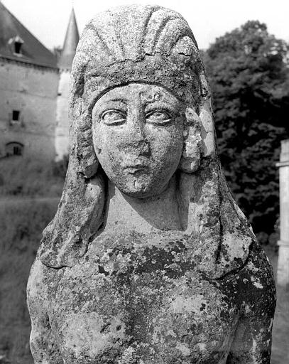 Tête de Sphinx dans le parc