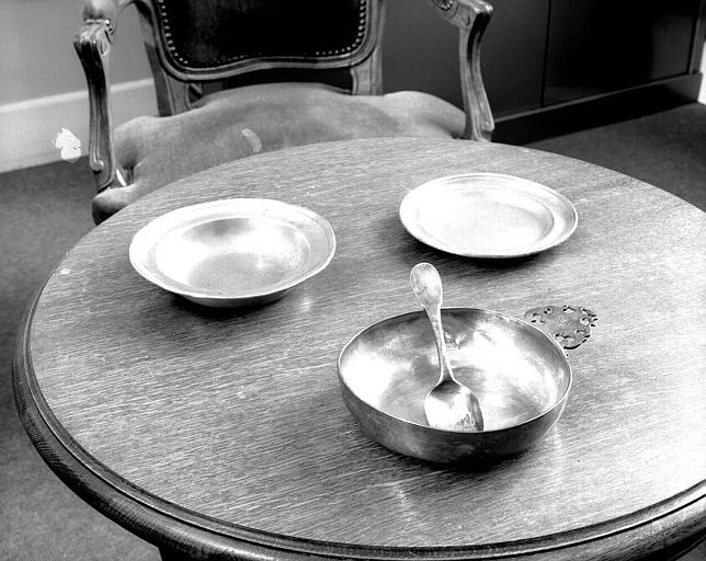 Ecuelle à potage et cuillère à soupe en argent de Mme de Ticheville - © Ministère de la Culture (France), Médiathèque du patrimoine et de la photographie, diffusion RMN-GP