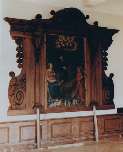 Retable, tableau : La Sainte Famille, huile sur toile, retable architecturé orné de chérubins et de guirlandes de feuillages, bois sculpté ; pendant restauration