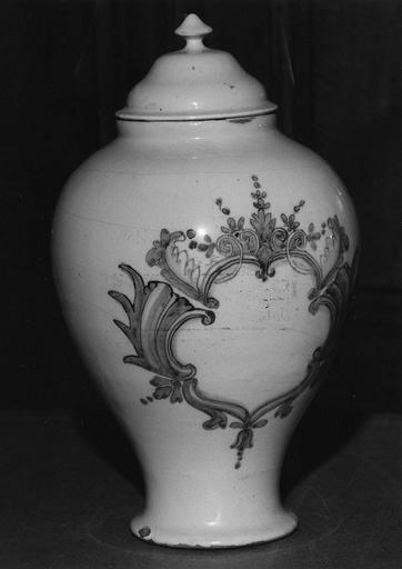 Pot à pharmacie : vase à confection à couvercle, décor de cartouche feuillagé bleu sur fond blanc, faïence - © Ministère de la Culture (France), Médiathèque du patrimoine et de la photographie (objets mobiliers), tous droits réservés