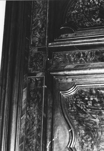 Armoire bressane à deux vantaux, montants cannelés et pieds antérieurs galbés, merisier et frêne moucheté, bois taillé, marqueté (détail) - © Ministère de la Culture (France), Médiathèque du patrimoine et de la photographie (objets mobiliers), tous droits réservés