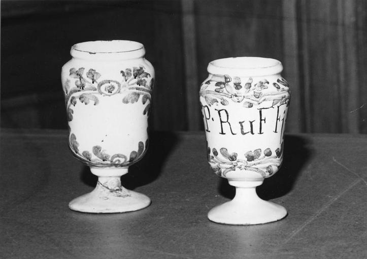 2 pots à pharmacie (piluliers), faïence à décor de feuillage bleu sur fond blanc - © Ministère de la Culture (France), Médiathèque du patrimoine et de la photographie (objets mobiliers), tous droits réservés