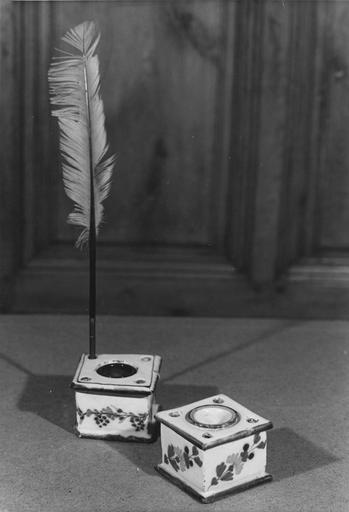 2 encriers : l'un à décor de branchages, l'autres orné de grappes de raisin - © Ministère de la Culture (France), Médiathèque du patrimoine et de la photographie (objets mobiliers), tous droits réservés