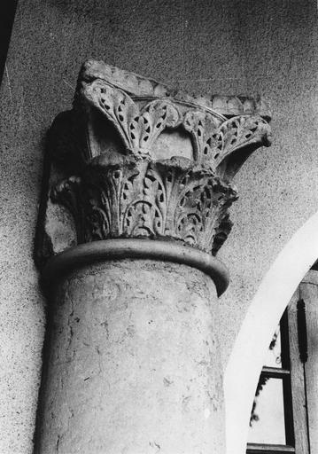 Chapiteau de colonne adossée en pierre sculptée de feuilles d'acanthe - © Ministère de la Culture (France), Médiathèque du patrimoine et de la photographie (objets mobiliers), tous droits réservés