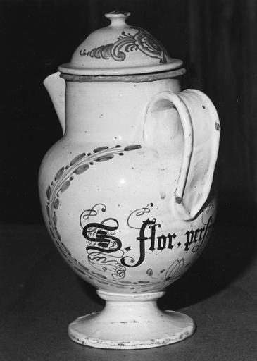 Chevrette en faïence à décor de branchages bleus sur fond blanc, avec son couvercle - © Ministère de la Culture (France), Médiathèque du patrimoine et de la photographie (objets mobiliers), tous droits réservés