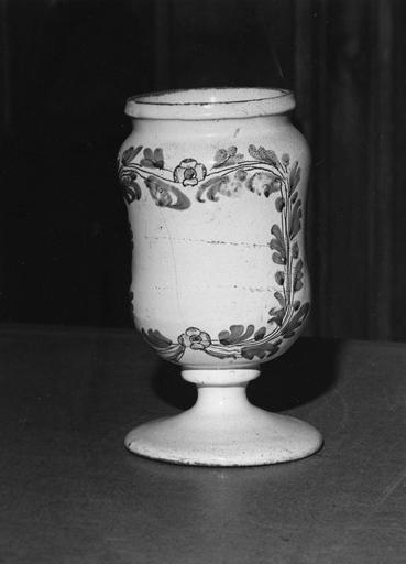 Pot à pharmacie (pot-canon) en faïence à décor de branchages et de fleurettes bleu et jaune sur fond blanc - © Ministère de la Culture (France), Médiathèque du patrimoine et de la photographie (objets mobiliers), tous droits réservés