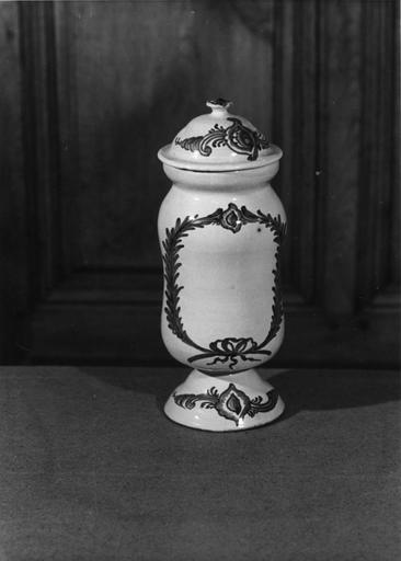 Pot à pharmacie (pot-canon) à décor bleu de palmes et de fruits à noyau (?) sur fond blanc - © Ministère de la Culture (France), Médiathèque du patrimoine et de la photographie (objets mobiliers), tous droits réservés