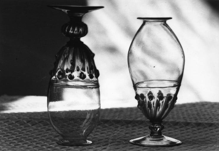 2 ventouses en forme de verres à pied, à décor de godrons et perles, verre soufflé - © Ministère de la Culture (France), Médiathèque du patrimoine et de la photographie (objets mobiliers), tous droits réservés