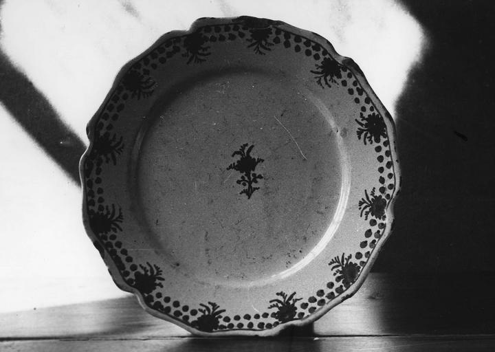 Assiette en faïence au marli chantourné, peint d'une frise de baies et de fleurs, et d'un petit bouquet de fleurs central - © Ministère de la Culture (France), Médiathèque du patrimoine et de la photographie (objets mobiliers), tous droits réservés