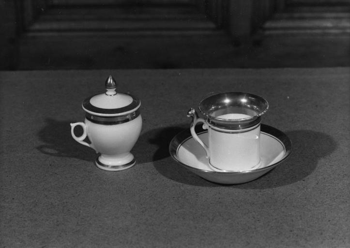 Pot à crème, tasse et sous-tasse en porcelaine blanche et or - © Ministère de la Culture (France), Médiathèque du patrimoine et de la photographie (objets mobiliers), tous droits réservés