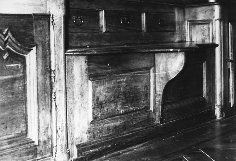 Meuble de pharmacie : détail de la partie inférieure, comprenant un banc-coffre surmonté de 3 tiroirs, bois taillé (détail) - © Ministère de la Culture (France), Médiathèque du patrimoine et de la photographie (objets mobiliers), tous droits réservés
