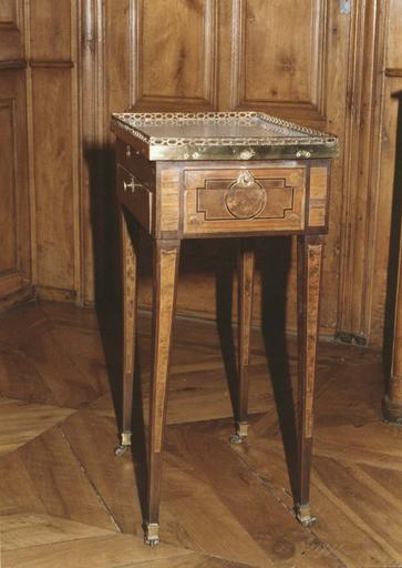 Table à ouvrage en bois marqueté, à quatre pieds gaine à roulettes, trois tiroirs en ceinture, plateau de marbre blanc et galerie de cuivre ajourée - © Ministère de la Culture (France), Médiathèque du patrimoine et de la photographie (objets mobiliers), tous droits réservés