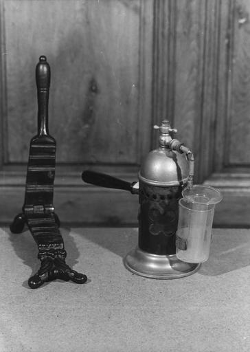 Machine à embouteiller (presse-bouchons) et percolateur pour analyses, fonte de fer, fer, verre - © Ministère de la Culture (France), Médiathèque du patrimoine et de la photographie (objets mobiliers), tous droits réservés