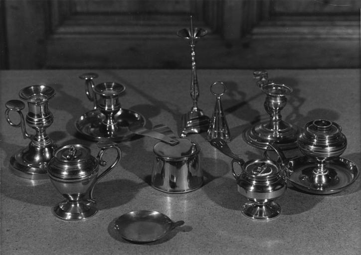 Ensemble en cuivre composé d'un chandelier, de 3 lampes à huile, d'1 éteignoir, de 3 bougeoirs, d'une casserole bain-marie, d'un plateau de balance - © Ministère de la Culture (France), Médiathèque du patrimoine et de la photographie (objets mobiliers), tous droits réservés