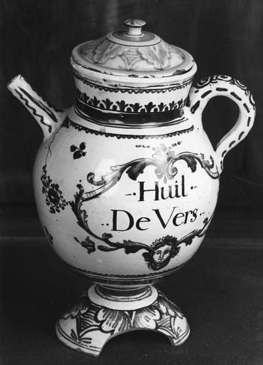 Chevrette en faïence à décor de végétaux, de cartouche et de mascaron peints sur fond blanc - © Ministère de la Culture (France), Médiathèque du patrimoine et de la photographie (objets mobiliers), tous droits réservés