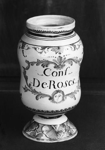 Pot à pharmacie (pot-canon) en faïence à décor de cartouche feuillagé orné d'un mascaron, de filets, de frises et de rinceaux végétaux - © Ministère de la Culture (France), Médiathèque du patrimoine et de la photographie (objets mobiliers), tous droits réservés
