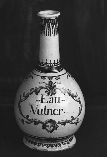 Pot à pharmacie (bouteille) en faïence, orné de rinceaux végétaux, de frises géométriques et d'un cartouche feuillagé au mascaron - © Ministère de la Culture (France), Médiathèque du patrimoine et de la photographie (objets mobiliers), tous droits réservés