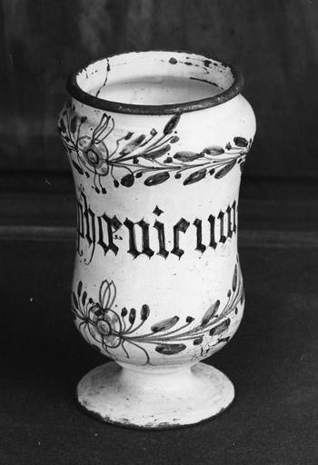 Pot à pharmacie (pot-canon) en faïence à décor de branchages noués bleu et jaune sur fond blanc - © Ministère de la Culture (France), Médiathèque du patrimoine et de la photographie (objets mobiliers), tous droits réservés