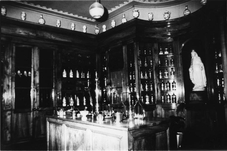 Meuble de pharmacie composé de vitrines, étagères et tiroirs dans la partie supérieure, vantaux dans partie inférieure, bois taillé, cuivre, fer forgé - © Ministère de la Culture (France), Médiathèque du patrimoine et de la photographie (objets mobiliers), tous droits réservés