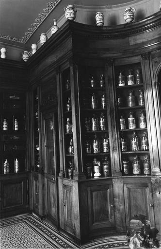 Meuble de pharmacie composé de vitrines, étagères et tiroirs dans la partie supérieure, vantaux dans partie inférieure, bois taillé, cuivre, fer forgé - © Ministère de la Culture (France), Médiathèque du patrimoine et de la photographie (objets mobiliers), tous droits réservés