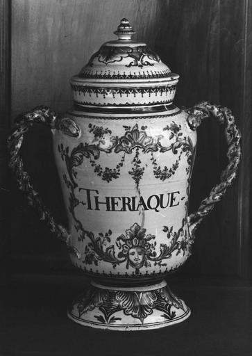 Pot à Thériaque en faïence, à anses torsadées en forme de serpents, décor de frises de feuillages et de cartouche feuillagé à mascaron - © Ministère de la Culture (France), Médiathèque du patrimoine et de la photographie (objets mobiliers), tous droits réservés