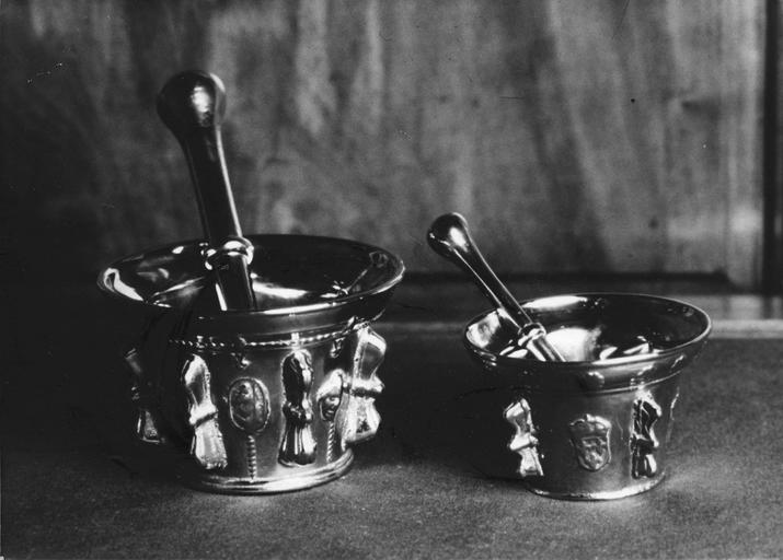 2 mortiers en bronze, l'un orné de mascarons et de médaillons, l'autre d'écussons - © Ministère de la Culture (France), Médiathèque du patrimoine et de la photographie (objets mobiliers), tous droits réservés