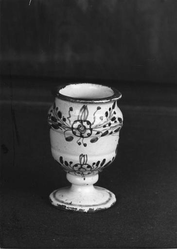 Pot à pharmacie (pilulier) en faïence, à décor de branchages noués et fleurettes bleu et jaune - © Ministère de la Culture (France), Médiathèque du patrimoine et de la photographie (objets mobiliers), tous droits réservés