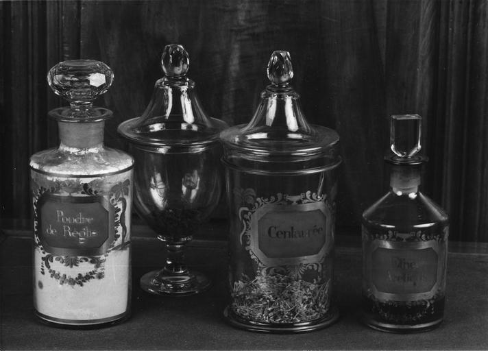 4 pots à pharmacie en verre gravé et doré - © Ministère de la Culture (France), Médiathèque du patrimoine et de la photographie (objets mobiliers), tous droits réservés