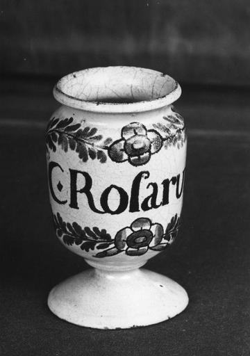 Pot à pharmacie (pilulier) en faïence, à décor de palmes et fleurettes - © Ministère de la Culture (France), Médiathèque du patrimoine et de la photographie (objets mobiliers), tous droits réservés