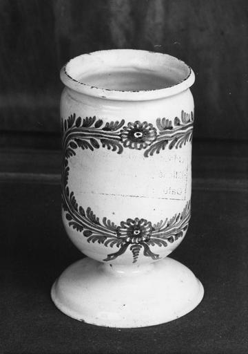Pot à pharmacie (pot-canon) en faïence à décor de branchages noués et fleurs - © Ministère de la Culture (France), Médiathèque du patrimoine et de la photographie (objets mobiliers), tous droits réservés
