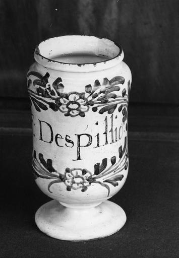 Pot à pharmacie (pot-canon) en faïence à décor de branchages et fleurettes bleu sur fond blanc - © Ministère de la Culture (France), Médiathèque du patrimoine et de la photographie (objets mobiliers), tous droits réservés