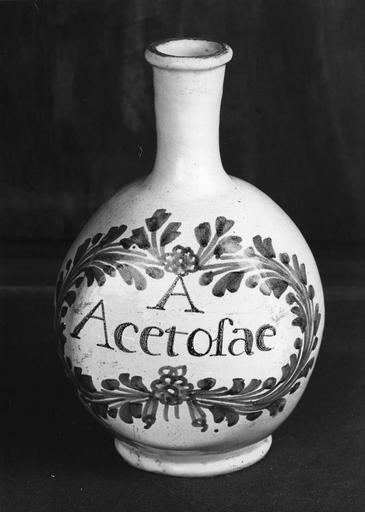 Pot à pharmacie (bouteille) en faïence à décor de palmes et fleurettes bleu sur fond blanc - © Ministère de la Culture (France), Médiathèque du patrimoine et de la photographie (objets mobiliers), tous droits réservés