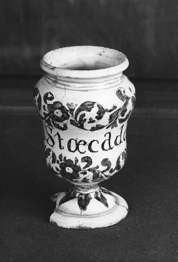 Pot à pharmacie (pilulier) en faïence à décor de rinceaux fleuris et frise de feuilles bleu sur fond blanc - © Ministère de la Culture (France), Médiathèque du patrimoine et de la photographie (objets mobiliers), tous droits réservés