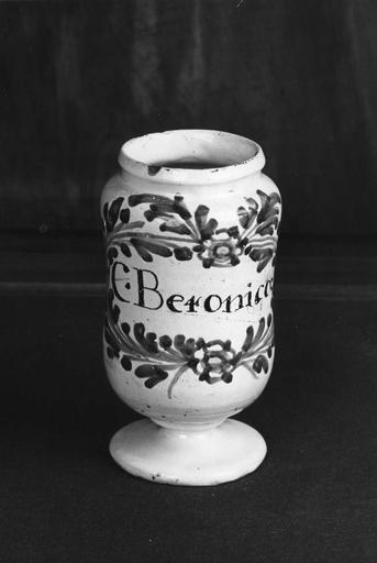 Pot à pharmacie (pot-canon) en faïence, à décor de branchages noués et fleurettes - © Ministère de la Culture (France), Médiathèque du patrimoine et de la photographie (objets mobiliers), tous droits réservés