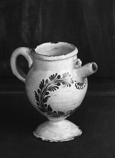 Chevrette en faïence à décor de branchages et fleurettes - © Ministère de la Culture (France), Médiathèque du patrimoine et de la photographie (objets mobiliers), tous droits réservés