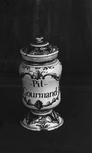 Pot à pharmacie (pilulier) en faïence à décor de rinceaux, frises de feuillages et cartouche feuillagé - © Ministère de la Culture (France), Médiathèque du patrimoine et de la photographie (objets mobiliers), tous droits réservés