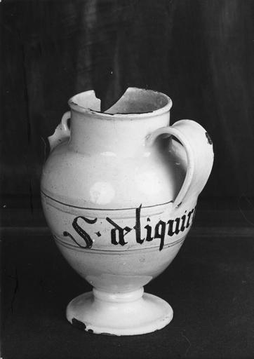 Chevrette en faïence, en partie cassée, à simple décor de filets et d'inscription - © Ministère de la Culture (France), Médiathèque du patrimoine et de la photographie (objets mobiliers), tous droits réservés