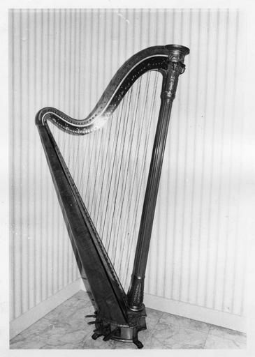 Harpe en bois à décor de palmettes, têtes de bélier, frise de sphinges et personnages féminins ailés - © Ministère de la Culture (France), Médiathèque du patrimoine et de la photographie (objets mobiliers), tous droits réservés