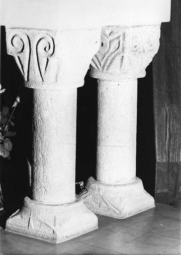 2 colonnettes en pierre taillée, à décor de végétaux stylisés et de motifs géométriques en relief méplat