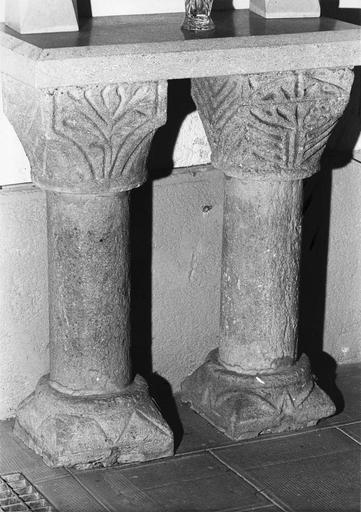2 colonnettes en pierre taillée, à décor de végétaux stylisés sculptés en relief méplat