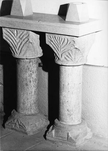 2 colonnettes en pierre taillée, à décor de végétaux stylisés sculptés en relief méplat