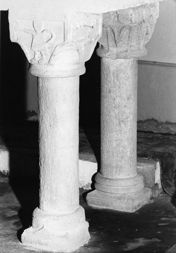 2 colonnettes à chapiteaux historiés sculptés en relief méplat, pierre taillée