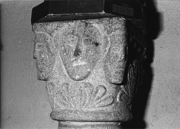 Chapiteau orné de trois visages et de palmettes sculptés en demi-relief, pierre taillée (détail)
