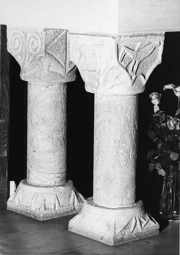 2 colonnettes en pierre taillée, à décor gravé de motifs géométriques pour l'un, et d'animaux stylisé en relief méplat pour l'autre