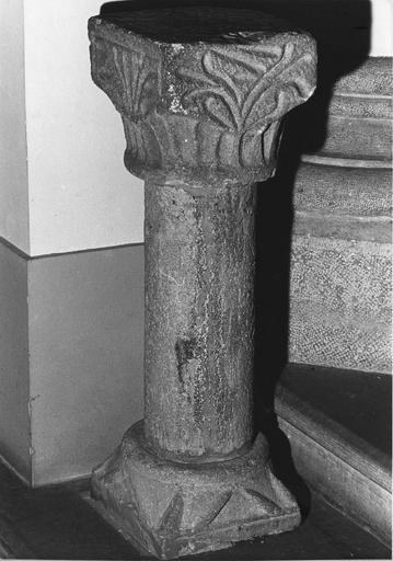 Colonnette à chapiteau orné de motifs végétaux stylisés sculptés en relief méplat