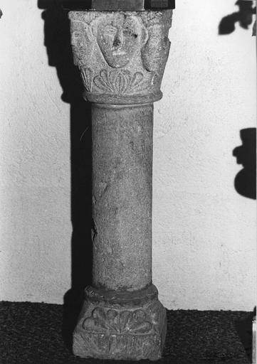Colonnette à chapiteau orné de trois visages et de palmettes sculptés en relief méplat, pierre taillée