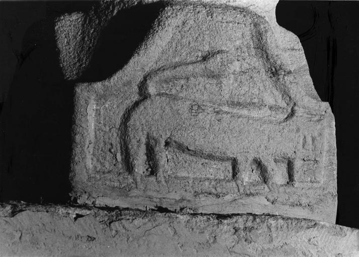 Chapiteau orné d'un animal sculpté en relief méplat, pierre taillée