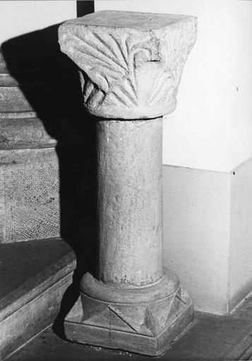 Colonnette à chapiteau sculpté de motifs végétaux (?), pierre taillée