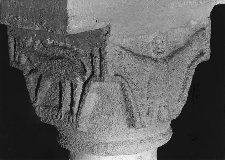 Chapiteau figuré à décor de personnage et d'animal sculptés en relief méplat, pierre taillée
